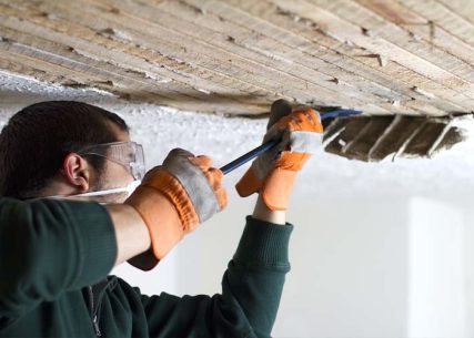 Демонтаж деревянного потолка в доме