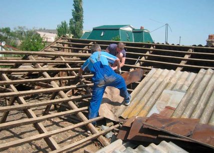 Демонтаж крыши из шифера в старом доме