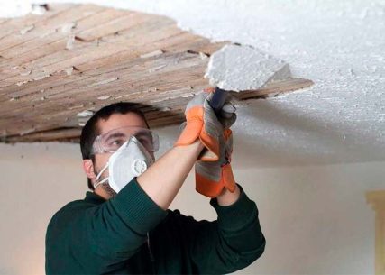 Демонтаж потолка из шпатлевки и краски в квартире