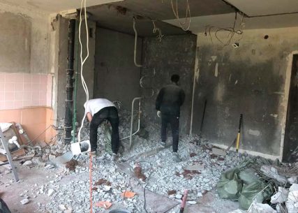 Демонтаж-шиферной сантехкабины из ацеида в квартире