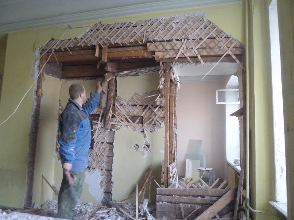 Недорогой демонтаж деревянных стен 