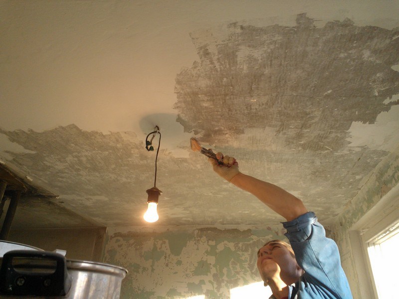 качественный демонтаж потолка со снятием старой краски 